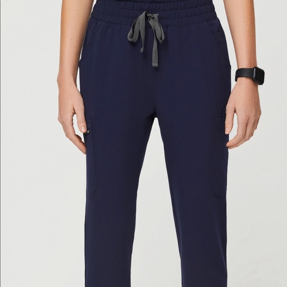 NEW with tags!! Figs Women’s Yola High Waisted Scrub Pant, Petite Large